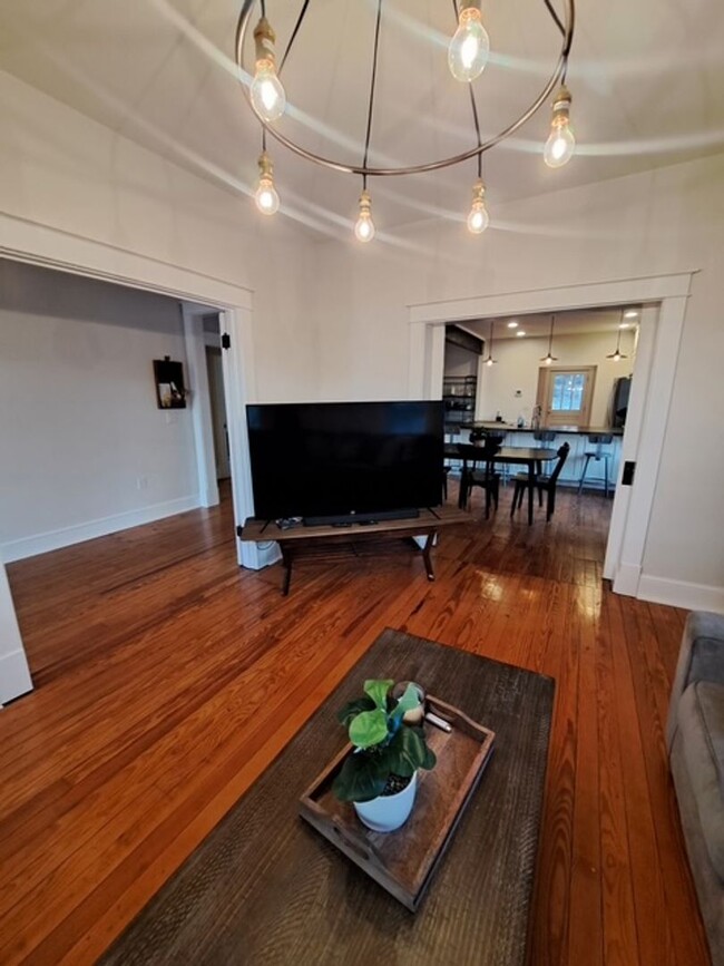 Building Photo - Fully Remodeled Home