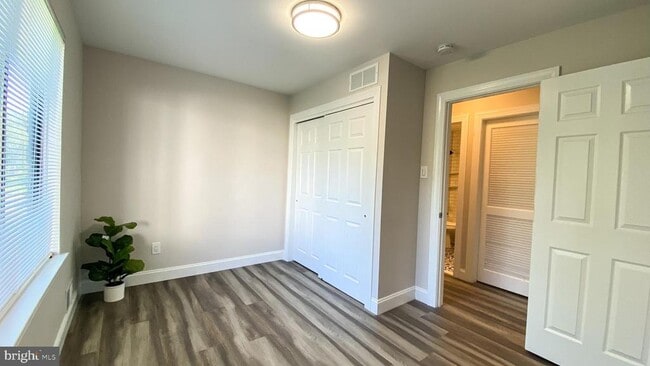 Building Photo - 403 Hickory Cir
