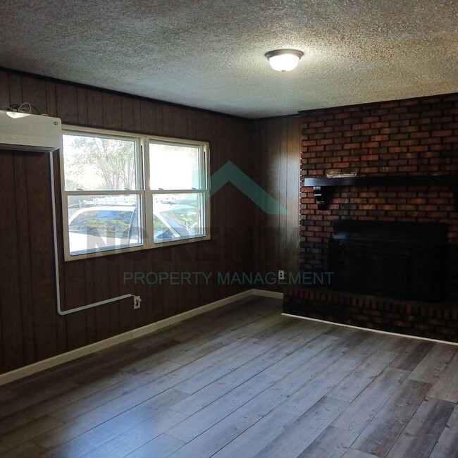 Building Photo - COMING SOON: Recently Renovated 2-Bedroom ...