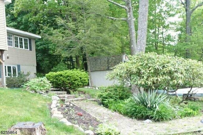 Building Photo - 18 E Shore Trail