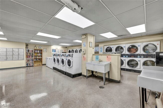 Building Photo - 11850 Edgewater Dr