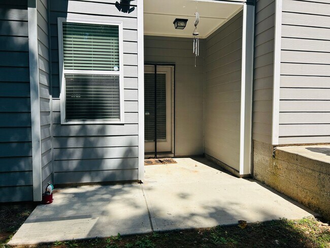Building Photo - Wow 3 bedroom 2.5 bathroom townhome minute...