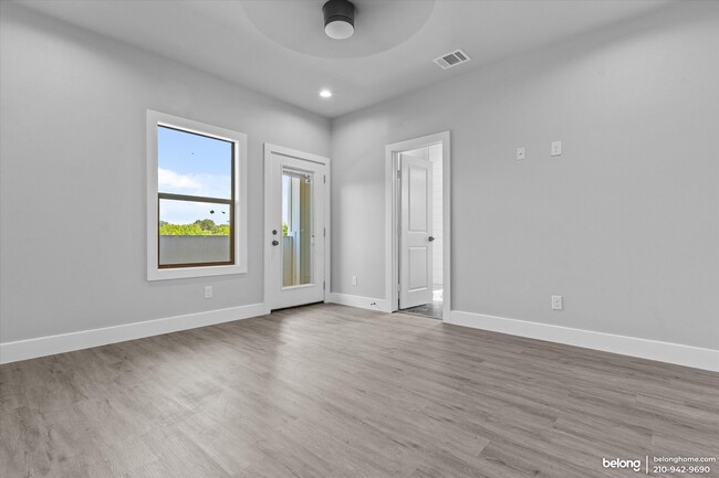 Building Photo - 810 Iowa St