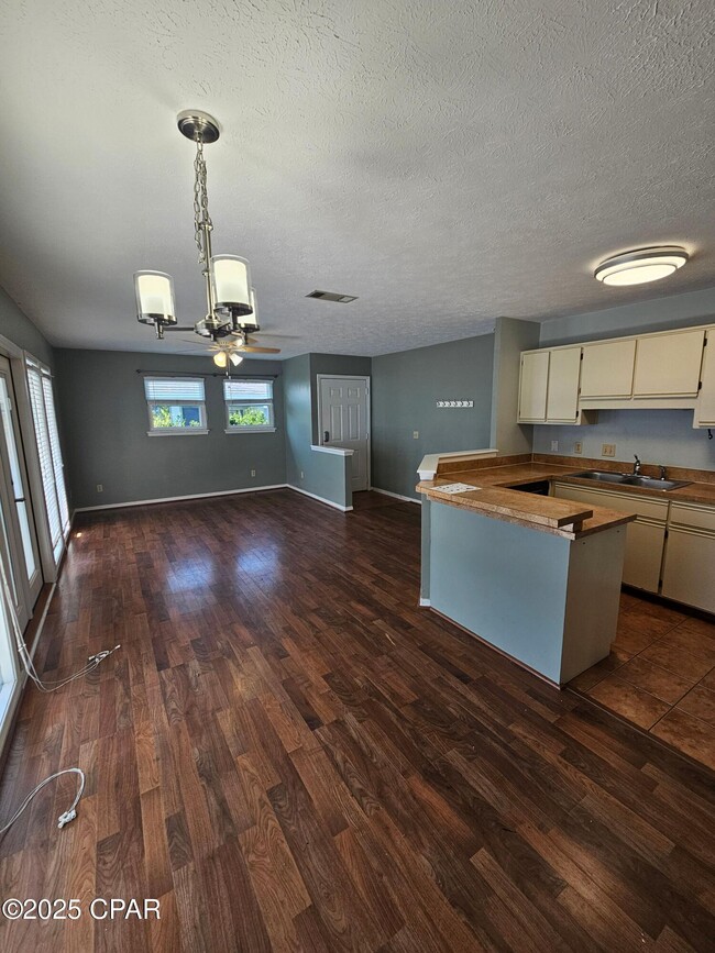 Building Photo - 836 Premier Dr