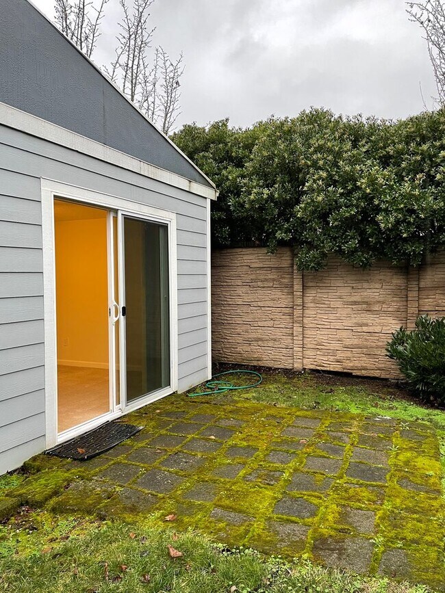Building Photo - 1600 SE 168th Ave