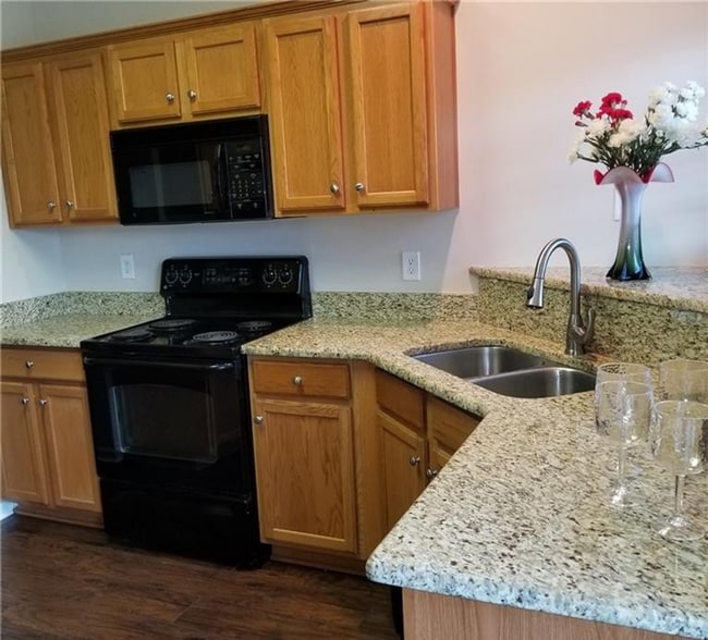 Building Photo - Beautiful Primary Bedroom Down townhome in...