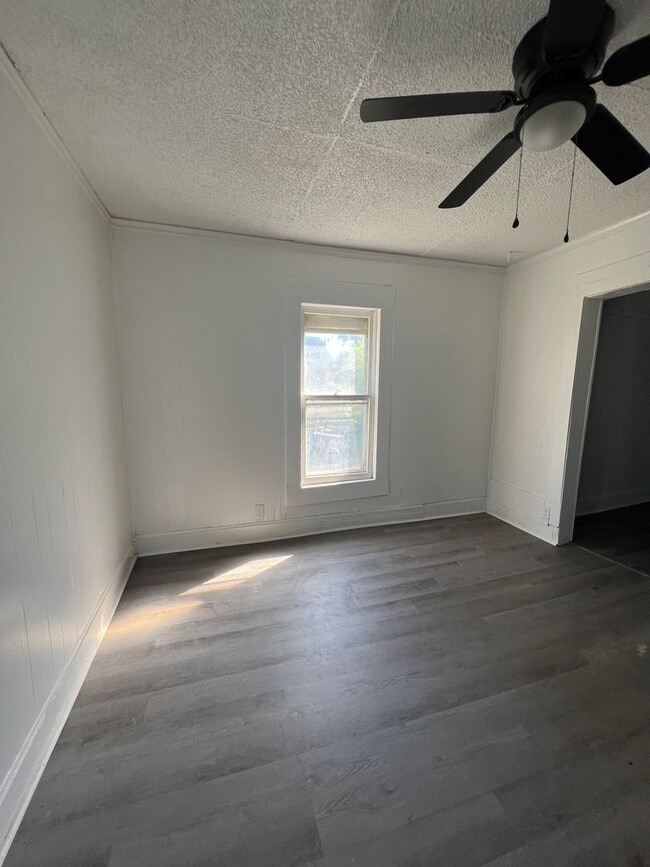 Building Photo - Remodeled 2 bedroom 1 bathroom home available now!