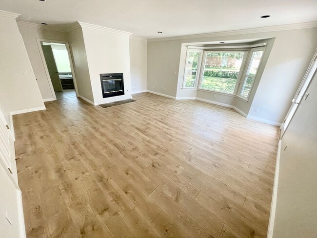 Building Photo - *** Gorgeous 4 bed 3 bath Single Family Ho...