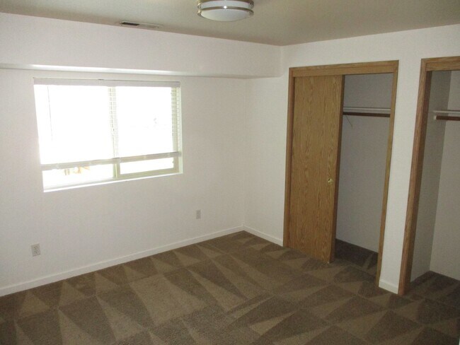 Building Photo - 120-1