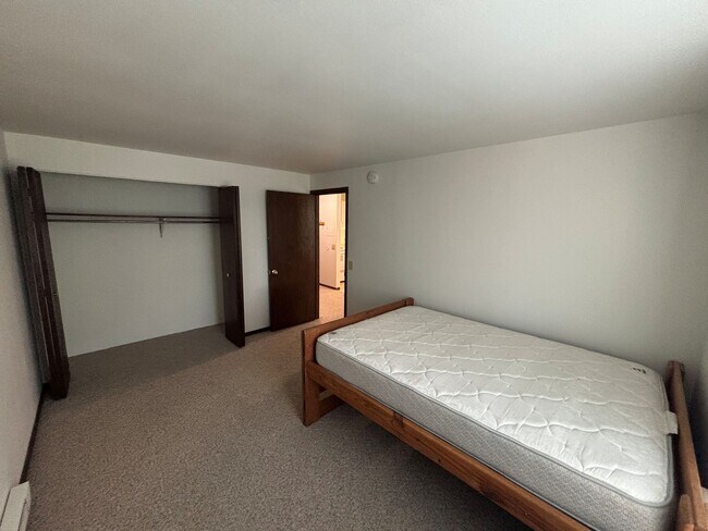 Building Photo - Studio Apartment on Main Street Downtown Madison