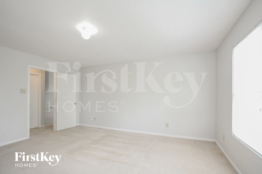 Building Photo - 12729 White Rabbit Dr