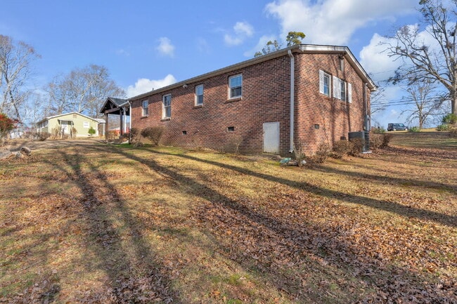 Building Photo - Well maintained 3BR, 1BA single family home with yard, carport and storage shed on quiet road in ...