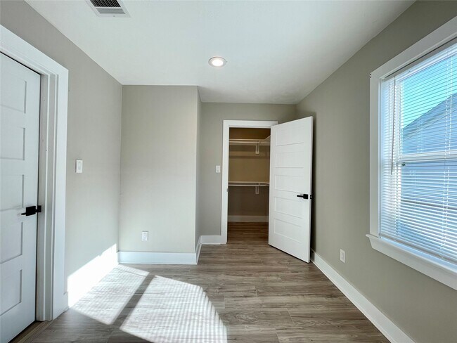 Building Photo - 4504 Kingsbury St