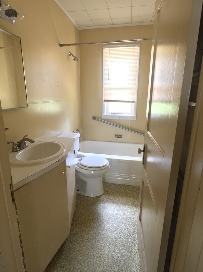 Building Photo - 1620 23rd Ave E