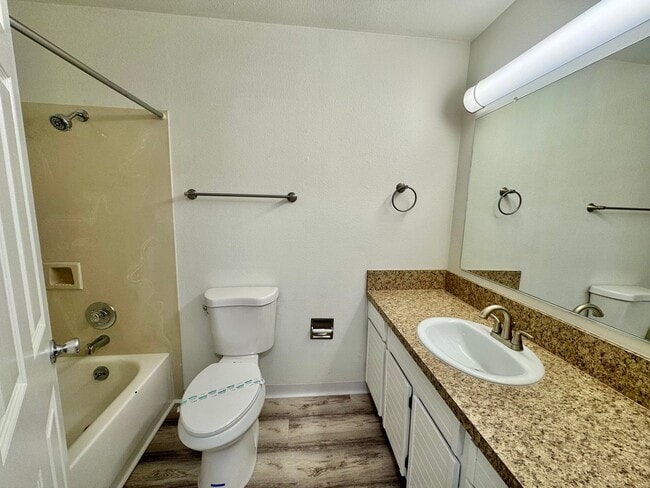 Building Photo - Salmon Creek Condo with Swim, hot tub and ...