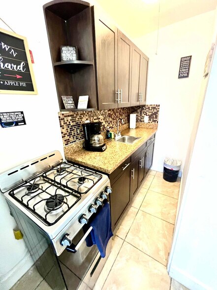 Building Photo - 338 Van Buren St