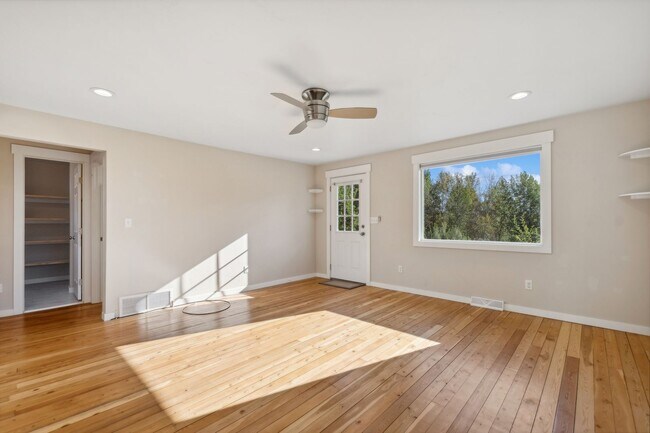 Building Photo - Charming 2 bedroom, 1 bath house