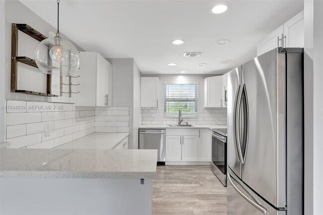 Building Photo - 1400 NE 57th Ct