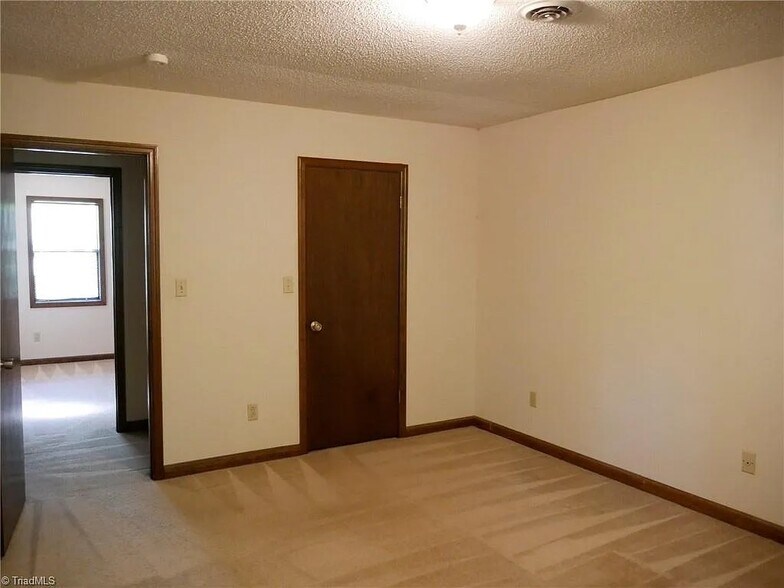 Building Photo - 704 Aspen Trl