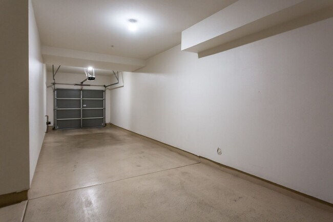 Building Photo - Beautiful Townhome in the heart of East Lake!