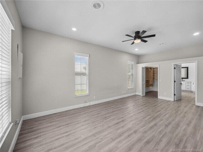 Building Photo - 701 SE Michaels Ct