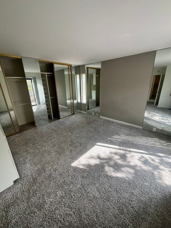 Building Photo - For Rent: 3 Bed, 2.5 Bath Townhome in Univ...
