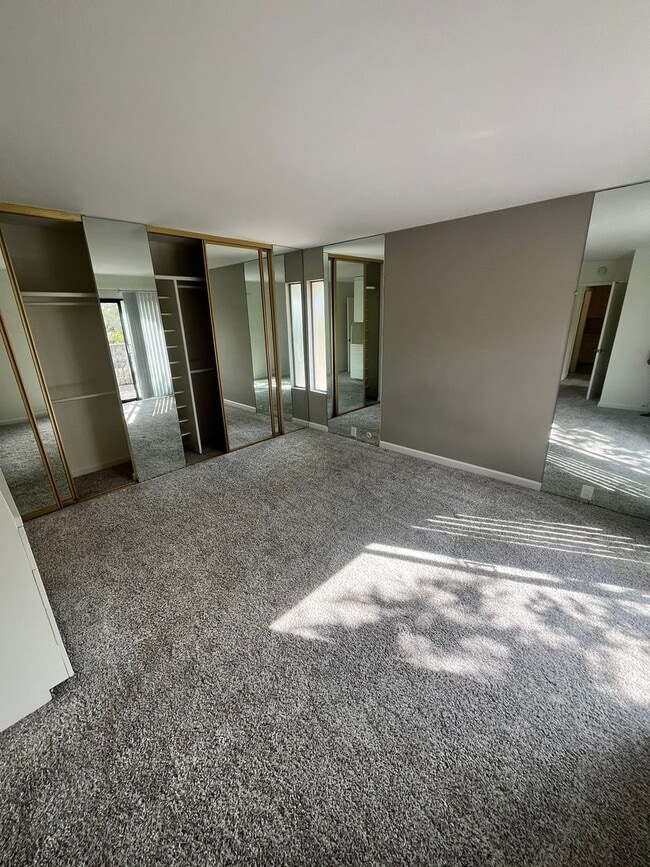 Building Photo - For Rent: 3 Bed, 2.5 Bath Townhome in University City