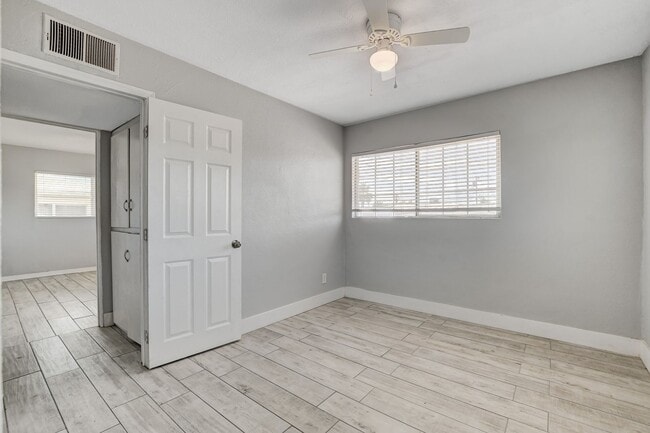Building Photo - Duplex located in a Central Area of Las Vegas