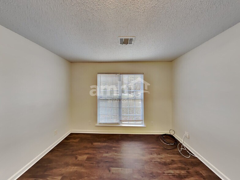 Building Photo - 41 Stallion Run