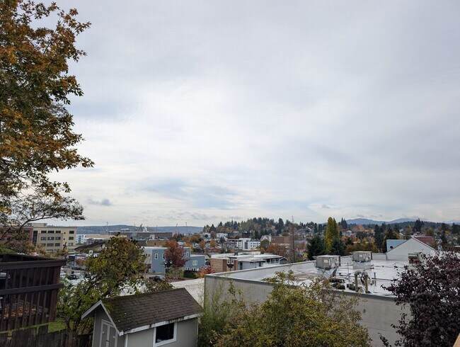 Building Photo - Easy Commute with Stunning Views!