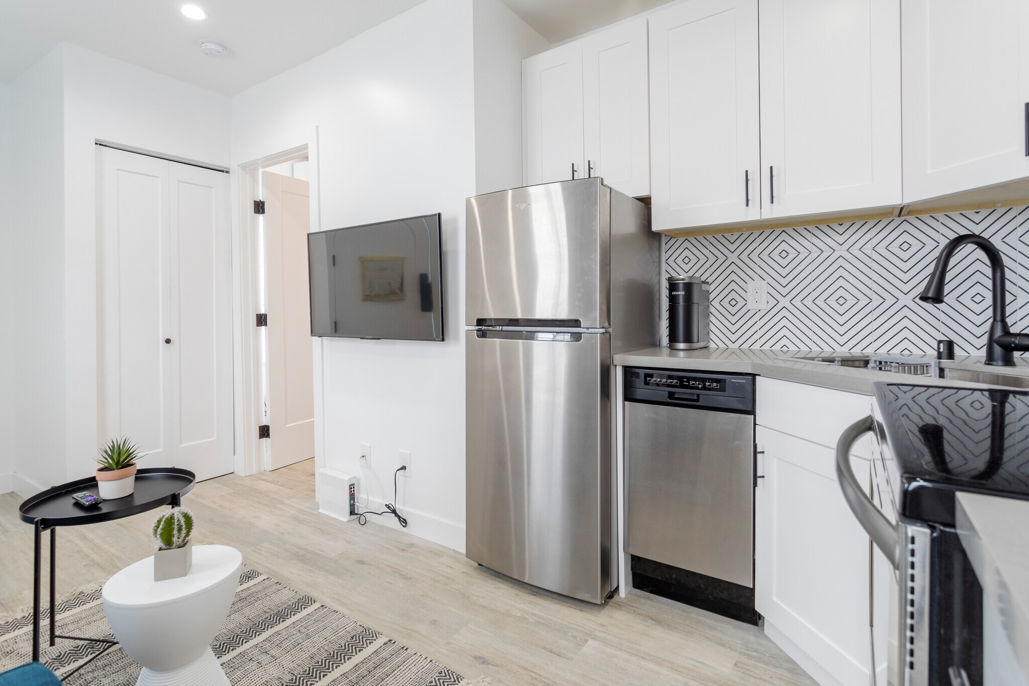 Fully Equipped Kitchen with Dishwasher - 329 N Alexandria Ave