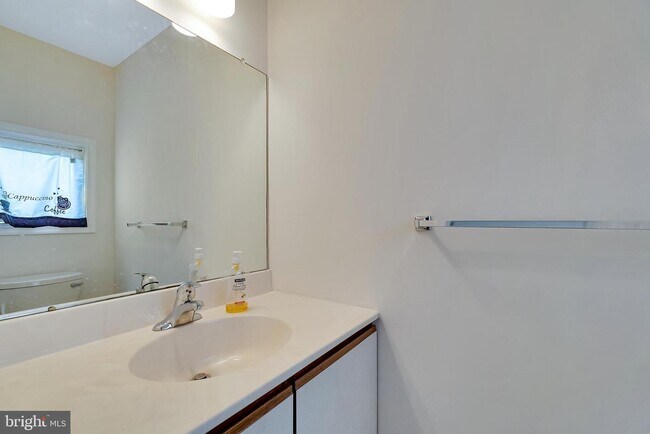 powder room - 430 Churchill Ct