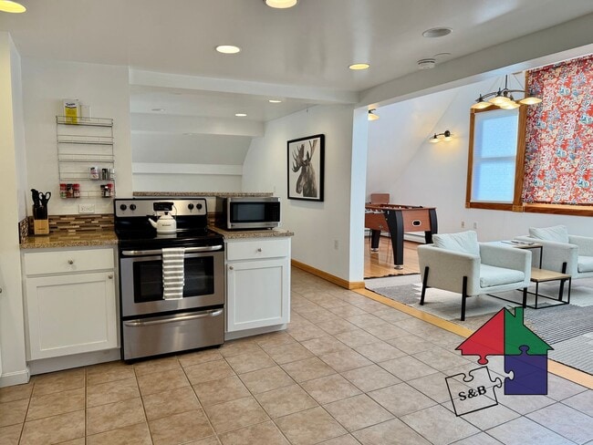 Building Photo - 112 Main St