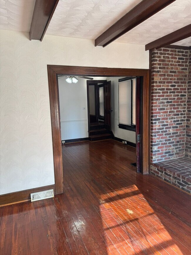 Building Photo - 4 bedroom, 1 bath, 3 story half double house