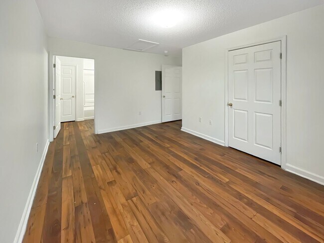 Building Photo - Single Level Home************Beautiful 1 Bedroom Villa************Brick Building