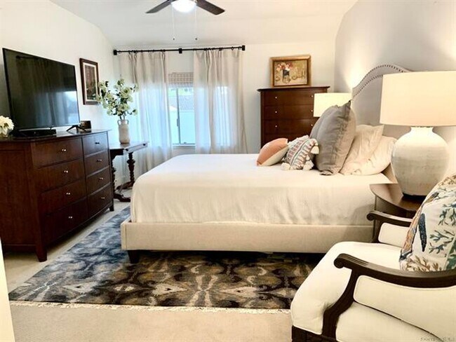 Building Photo - Beautiful Updated 2Br/2/Ba + Den W/ detach...
