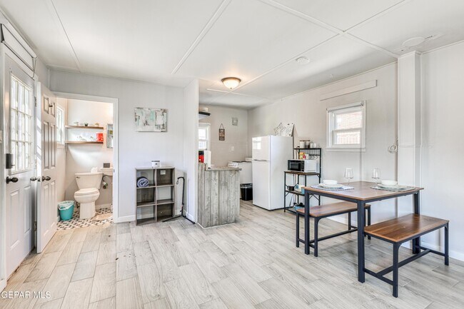 Building Photo - 2729 Pershing Dr