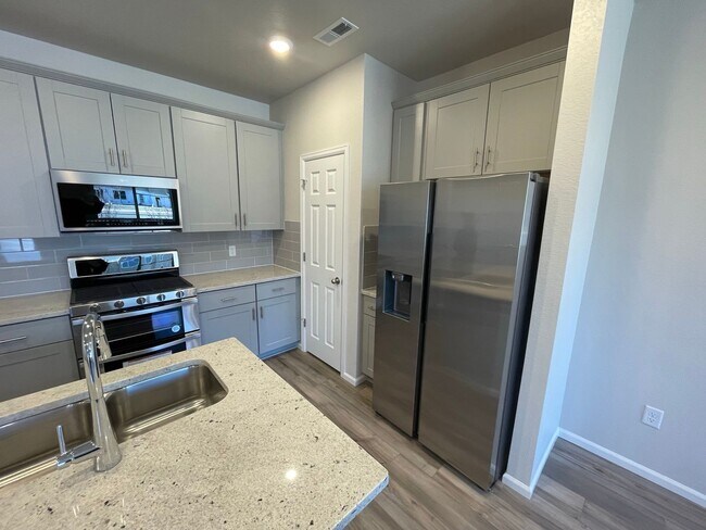 Building Photo - Updated 3 Bedroom Townhome Available July