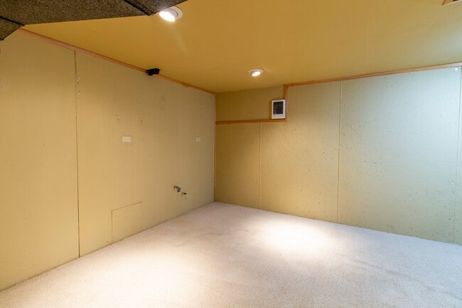 Building Photo - Fantastic SE Portland Home with Parking, Hardwoods, Charming Character, and Large Patio