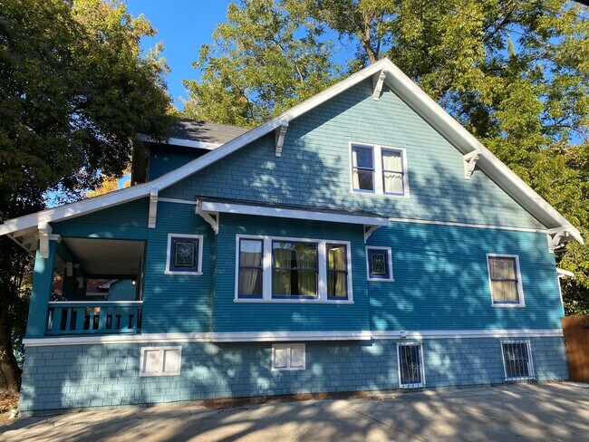 Building Photo - 3 Bed | 2 Bath | McKinley Park Area — $3,375/Month