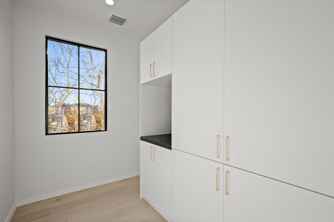 Building Photo - 507 Leland St