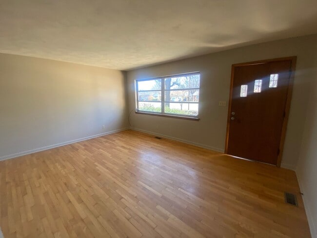 Building Photo - 2 bedroom 1.5 bath charming home