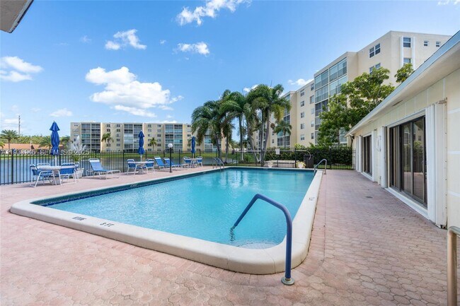 Building Photo - 321 SE 3rd St