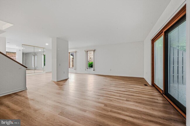 Building Photo - 207 Steeplechase Cir