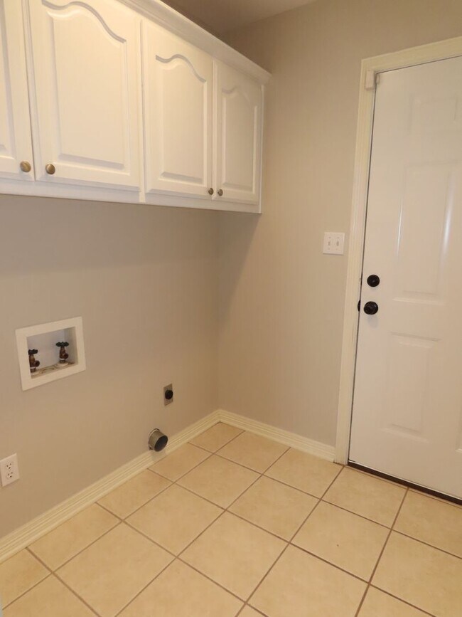 Building Photo - Gated Community in Whitehouse! Gorgeous 3 Bedroom, 2 Bath Home