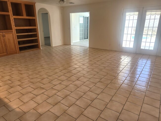 Building Photo - Laughlin Estates Custom Built Pool Home