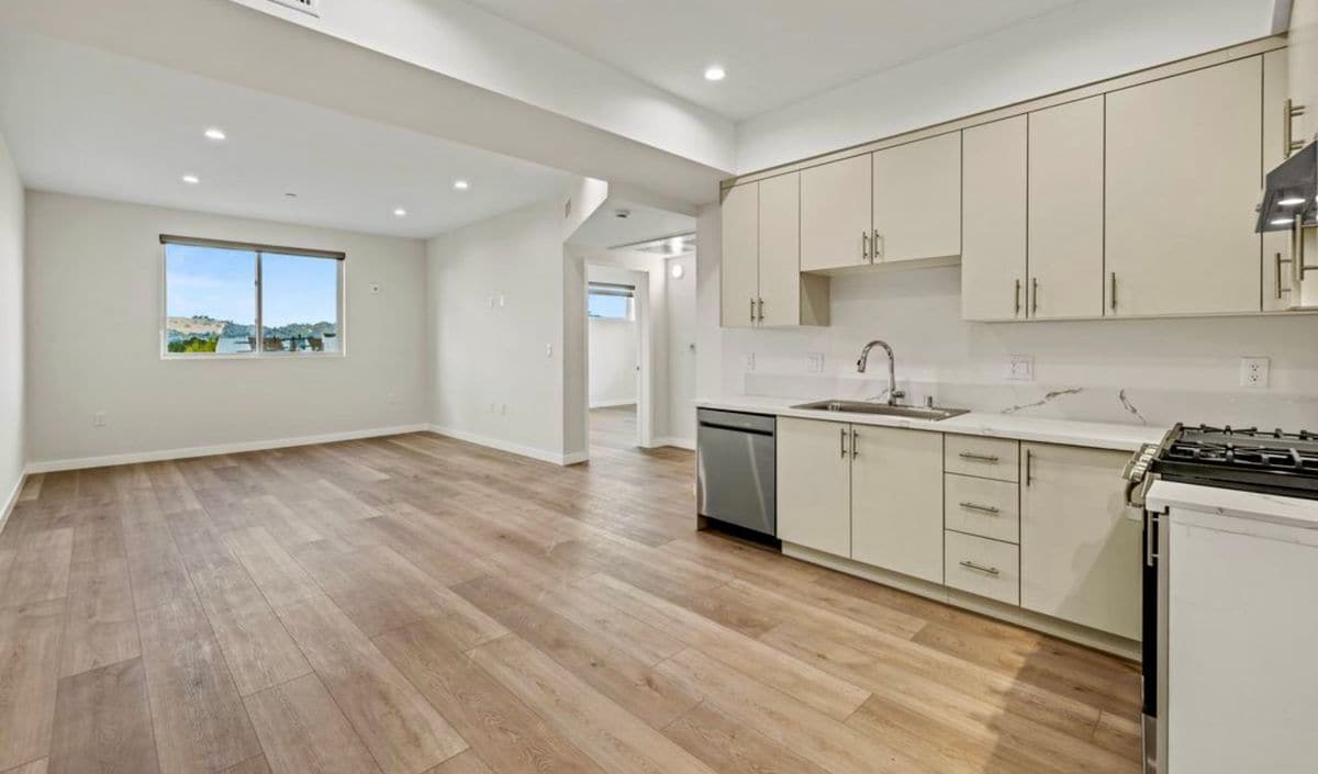 Building Photo - 423 Oak St