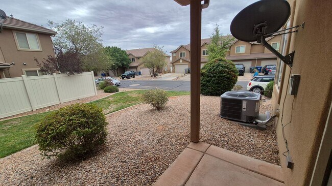 Building Photo - Remodeled 3 Bed / 2.5 Bath Townhome in Great Location