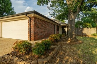 Building Photo - 6616 Parkview Ln