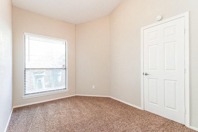 Building Photo - 1366 Chinaberry Dr